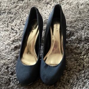 Tahari Black Heels Classic Elegance